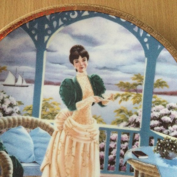AVON president's club award plate "Mrs. Albee visits the Atlantic provinces" - Picture 2 of 5